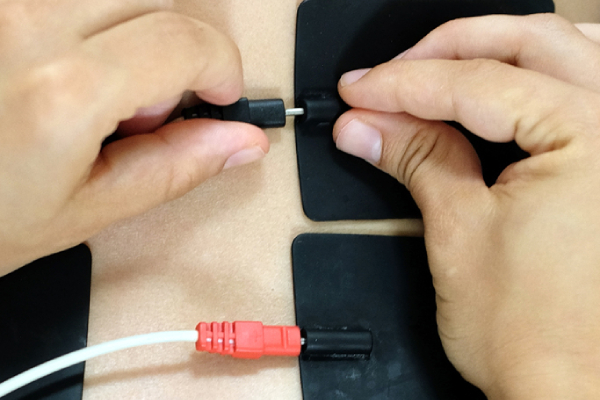 Equipo de tecnología utilizado en tratamientos de fisioterapia