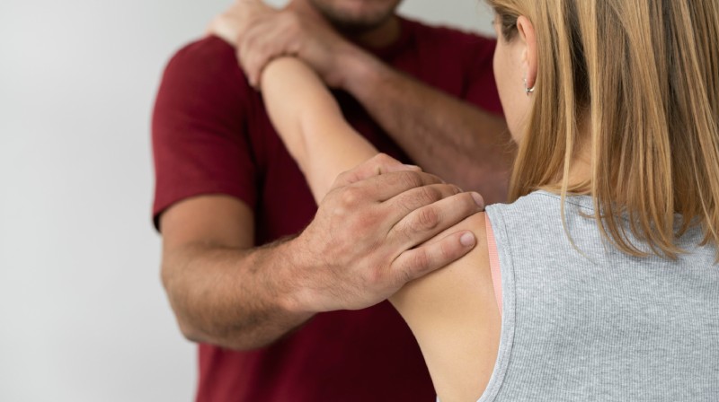 dolor de hombro y brazo desde el hombro hasta el codo