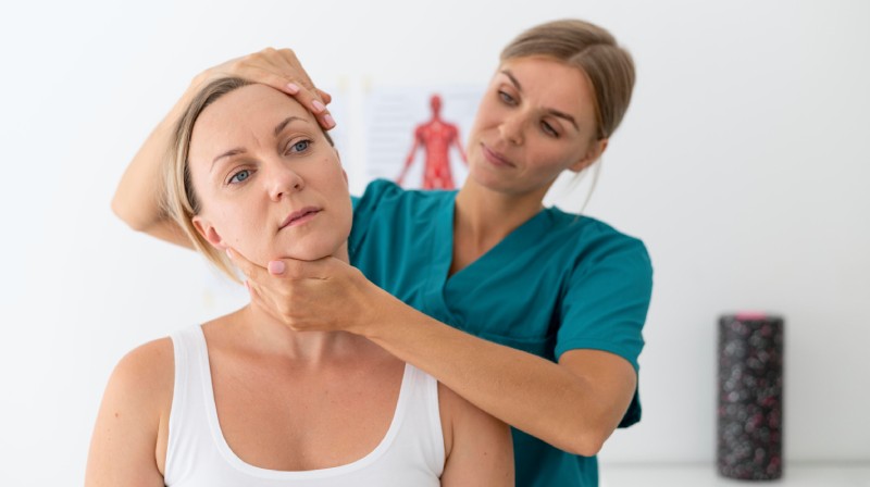 Paciente con distonía cervical practicando control postural guiado